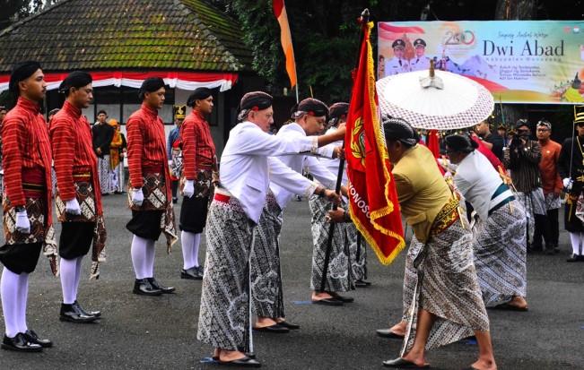 Ketua DPRD Kabupaten Wonosobo Eko Prasetyo Heru Wiboowo (kiri) hadiri acara memperingati Hari Jadi ke-200 Kabupaten Wonosobo yang ditandai proses penyerahan (Pasrah Tampi) panji-panji dari Forkopimda kepada Forkopimca. [Dok. Setwan Kabupaten Wonosobo]